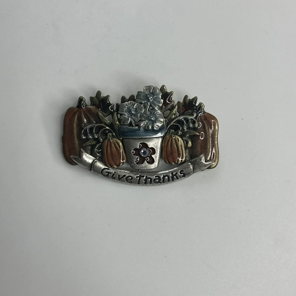 BROOCH 